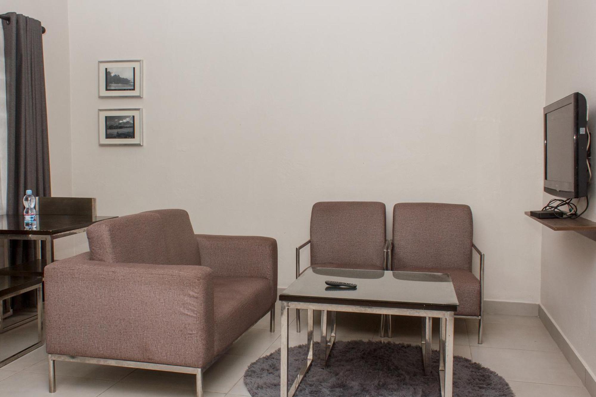 Cedar Place Limited Μπλαντάιρ Εξωτερικό φωτογραφία